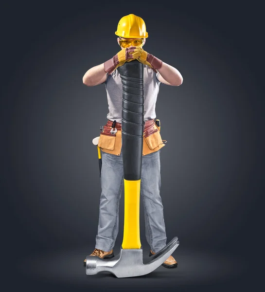 Bauarbeiter in Helm mit Werkzeug und Hammer — Stockfoto
