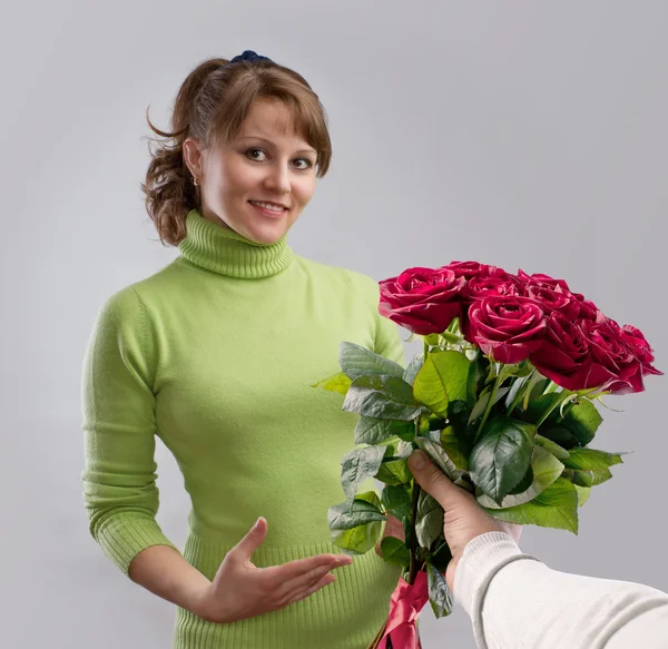 Meisje gepresenteerd met een boeket van bloemen — Stockfoto