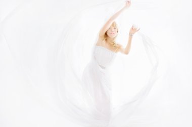 Beyaz sağlıklı cilt, sarı saçlı, mavi gözlü ve glamour dudakları ile beyaz elbiseli güzel çekici genç kadın. Model görünümü, moda bakmak