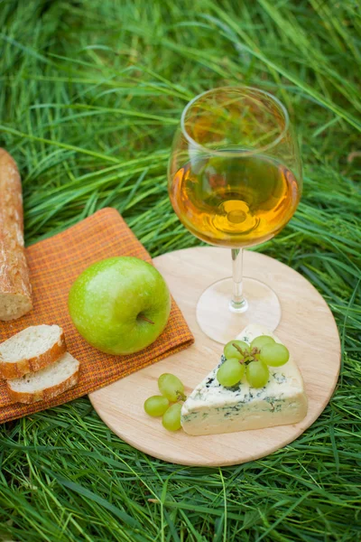 Stillleben mit Weißwein, Baguette, Käse, Trauben und Apfel — Stockfoto