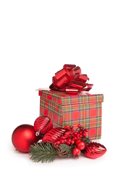 Rode kerstcadeau met Maretak en boog, speelgoed — Stockfoto