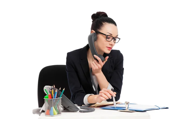Esmer Sekreter masa üzerinde oturan telefonda konuşurken — Stok fotoğraf