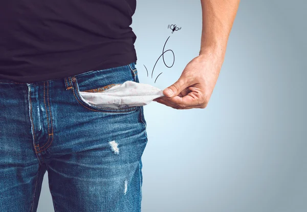 Armer Mann in Jeans mit leerer Tasche und gezeichnetem Fliegenkonzept — Stockbild Mann in Jeans mit leerer Tasche — Stockfoto