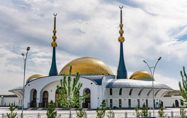 Gündüz vakti modern güzel cami.