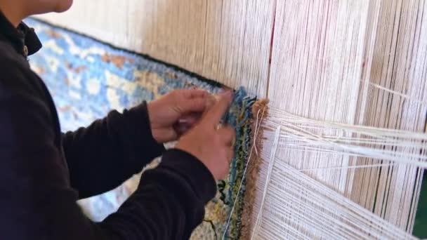 Mujer tejiendo una alfombra con herramientas tradicionales. Artesanía artesanal de la alfombra — Vídeos de Stock