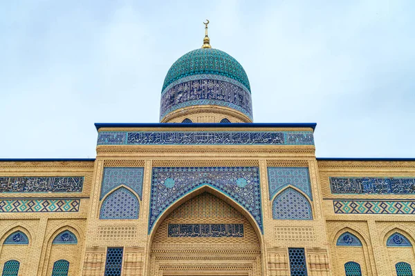 Moskén heter Devonaboy, en av de största moskén i Andijan stad — Stockfoto
