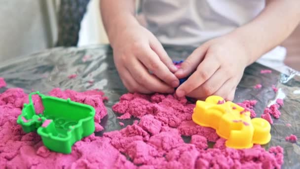 Fechar as mãos das crianças brincando na areia cinética — Vídeo de Stock