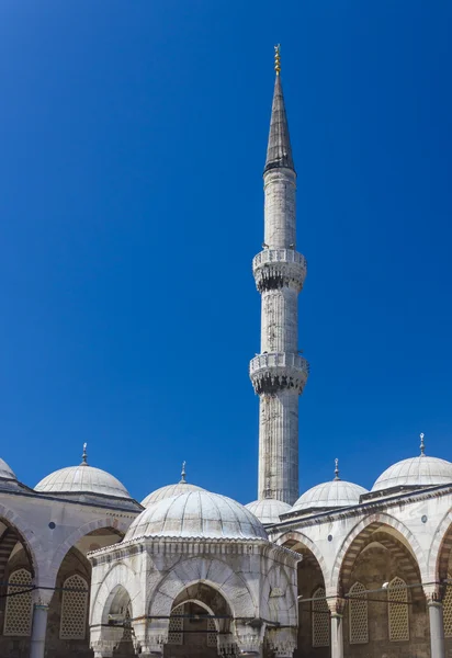 Blaue Moschee-Kuppeln und Minarett — Stockfoto