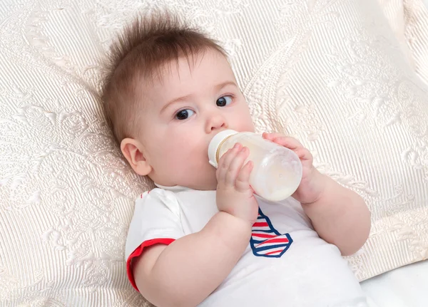 Pequeno bebê comendo — Fotografia de Stock