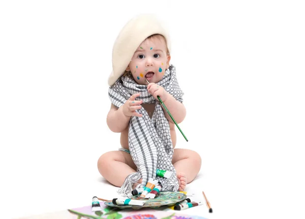 Kis baba ül a festékek — Stock Fotó