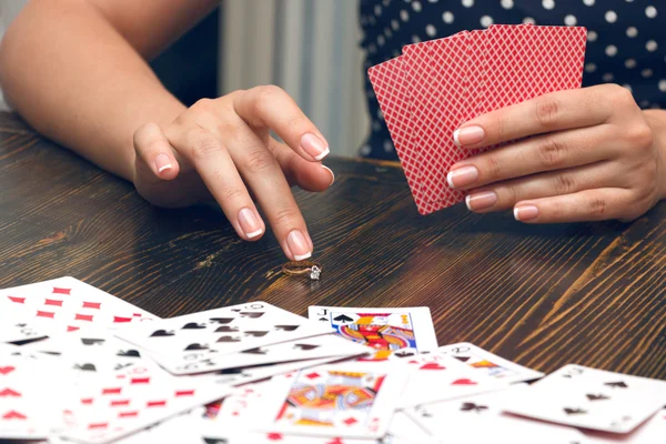 Nainen laittaa all-in pokeripeli — kuvapankkivalokuva