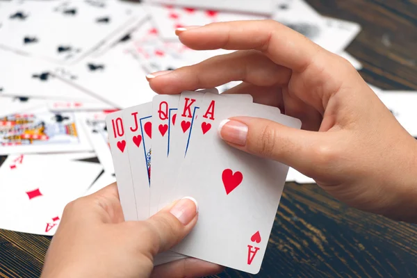 Straight Flush in weiblichen Händen — Stockfoto