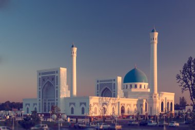 Gün batımında cami