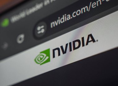 18 Ekim 2025 - Taşkent, Özbekistan: Bir bilgisayar ekranında sergilenen NVIDIA logosunun yakından bir görüntüsü, markaların simgesel tasarım ve renklerini gösteriyor.