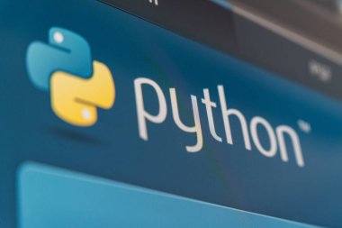 21 Ekim 2025 - Taşkent, Özbekistan: Bir ekranda gösterilen Python programlama logosunun ayrıntılı bir görüntüsü, dille ilgili mavi ve sarı renkleri gösteriyor.