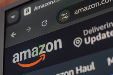 21 Ekim 2025 - Taşkent, Özbekistan: Amazon web sitesinin dijital ekranda, logo ve arayüz elementlerini gösteren yakın görüntüsü.