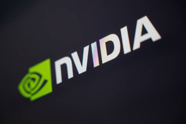 18 Ekim 2025 - Taşkent, Özbekistan: Bir bilgisayar ekranında sergilenen NVIDIA logosunun yakından bir görüntüsü, markaların simgesel tasarım ve renklerini gösteriyor.