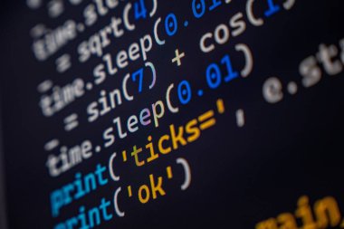 Bir bilgisayar ekranında gösterilen programlama kodunun ayrıntılı bir görünümü, çeşitli renklerde sözdizimi vurgulanmasını gösterir.