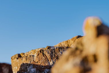 Güneş ışığıyla aydınlatılan kayadan yapılmış 3D kaidesi ya da kürsüsü. Sunum podyumunun 3 boyutlu görüntüleme ve reklam amaçlıdır