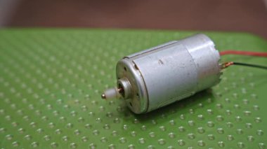 Yüksek hızda çalışan küçük elektrikli motorun yakın görüntüsü. Görünür şaft hareketi ve titreşimi olan mekanik cihaz..