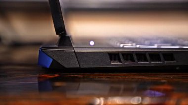 İç soğutma vantilatörleri orta hızda çalışan dizüstü bilgisayarın havalandırma alanının yakın görüntüsü. Etkin bilgisayar kullanımı sırasında çalışan hava akışı sistemi.