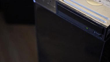 Bilgisayar DVD sürücüsü çekmecesinin açılıp kapanma görüntüsü. Masaüstü dosyasının içinde çalışan optik sürüş mekanizması.