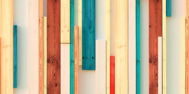 Farklı boyutlarda ve farklı yüksekliklerde üç boyutlu dikdörtgenler ve beyaz arkaplanda bir gölge oluşturur. Çok renkli küplerin soyut arkaplanı, 3 boyutlu panel. Üç boyutlu illüstrasyon. Hazırla. 