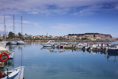 RETHYMNO, CRETE Adayı, GREECE - 30 Mayıs 2019: Rethymno limanındaki güzel yatlar, Girit Adası, Yunanistan.