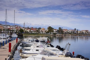 RETHYMNO, CRETE Adayı, GREECE - 30 Mayıs 2019: Rethymno limanındaki güzel yatlar, Girit Adası, Yunanistan.
