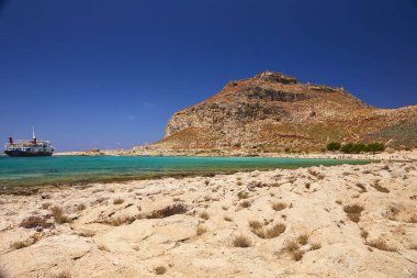 GRAMVOUSA - Balolar, CRETE Adası, GREECE - 4 Haziran 2019: Balos sahilindeki insanlar.