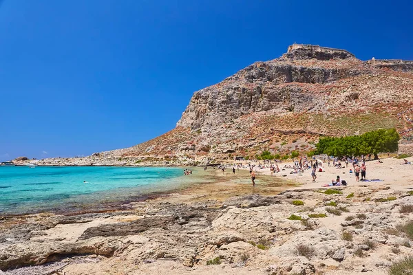 GRAMVOUSA - Balolar, CRETE Adası, GREECE - 4 Haziran 2019: Balos sahilindeki insanlar.