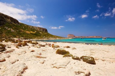 GRAMVOUSA - Balolar, CRETE Adası, GREECE - 4 Haziran 2019: Balos sahilindeki insanlar, Girit Adası.