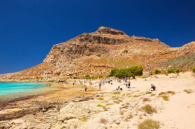 2019, 4 Haziran: - GREECE, CRETE Adası, GramvOUSA - Dağın tepesindeki kale ve altındaki plajdaki insanlar.