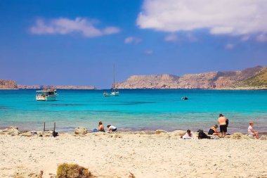 GRAMVOUSA - Balolar, CRETE Adası, GREECE - 4 Haziran 2019: Güzel deniz manzarası ve Balos sahilindeki insanlar.