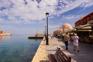 CHANIA, CRETE Adayı, GREECE - 19 MAYIS 2018: Bahar zamanı Chania pitoresk limanı