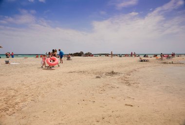 ELAFONISSI, CREte Adası, GREECE - 19 Mayıs 2018: Girit adasının güzel tropikal plajı