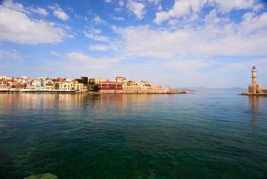 CHANIA, CRETE Adayı, GREECE - 19 MAYIS 2018: Bahar zamanı Chania pitoresk limanı
