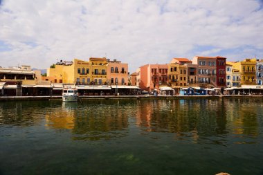CHANIA, CRETE Adayı, GREECE - 19 MAYIS 2018: Bahar zamanı Chania pitoresk limanı