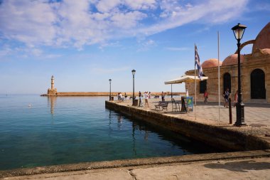 CHANIA, CRETE Adayı, GREECE - 19 MAYIS 2018: Bahar zamanı Chania pitoresk limanı