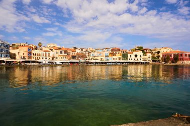 CHANIA, CRETE Adayı, GREECE - 19 MAYIS 2018: Bahar zamanı Chania pitoresk limanı