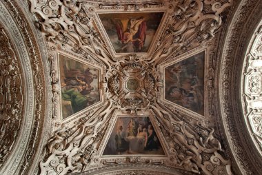 Salzburg Katedrali 'nin içi ve muhteşem tavanı Avusturya.