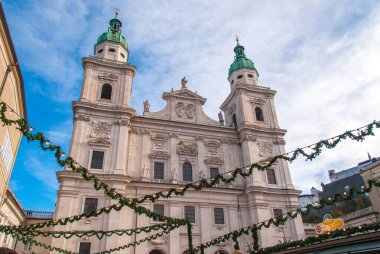 Avusturya 'daki Salzburg Katedrali önünde Noel süslemesi