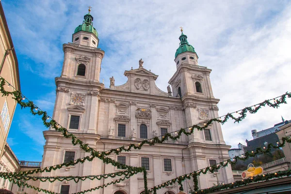 Χριστουγεννιάτικη Διακόσμηση Μπροστά Από Τον Καθεδρικό Ναό Του Σάλτσμπουργκ Αυστρία — Φωτογραφία Αρχείου