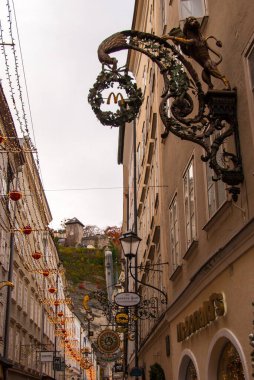 Getreidegasse Salzburg şehir merkezinde tarihi dar bir cadde, Avusturya