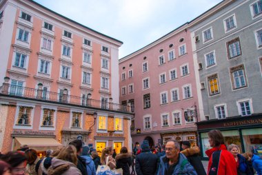 Salzburg, Avusturya Getreidegasse Caddesi 'ndeki renkli tarihi evler