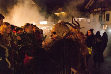 Krampuslauf, Avusturya 'nın Schladming kentindeki geleneksel şeytan geçit töreni.