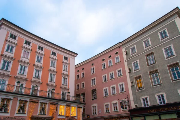 Πολύχρωμα Ιστορικά Σπίτια Στην Οδό Getreidegasse Στο Σάλτσμπουργκ Αυστρία — Φωτογραφία Αρχείου