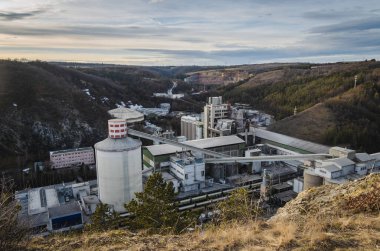 Prag 'daki Radotin çimento fabrikasının manzarası