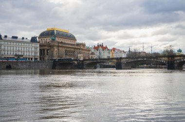 Çek Cumhuriyeti Prag şehir merkezindeki Ulusal Tiyatro ve Lejyon Köprüsü manzarası