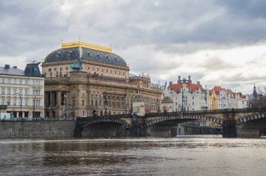 Çek Cumhuriyeti 'nin Prag şehir merkezindeki Ulusal Tiyatro ve Lejyon Köprüsü manzarası